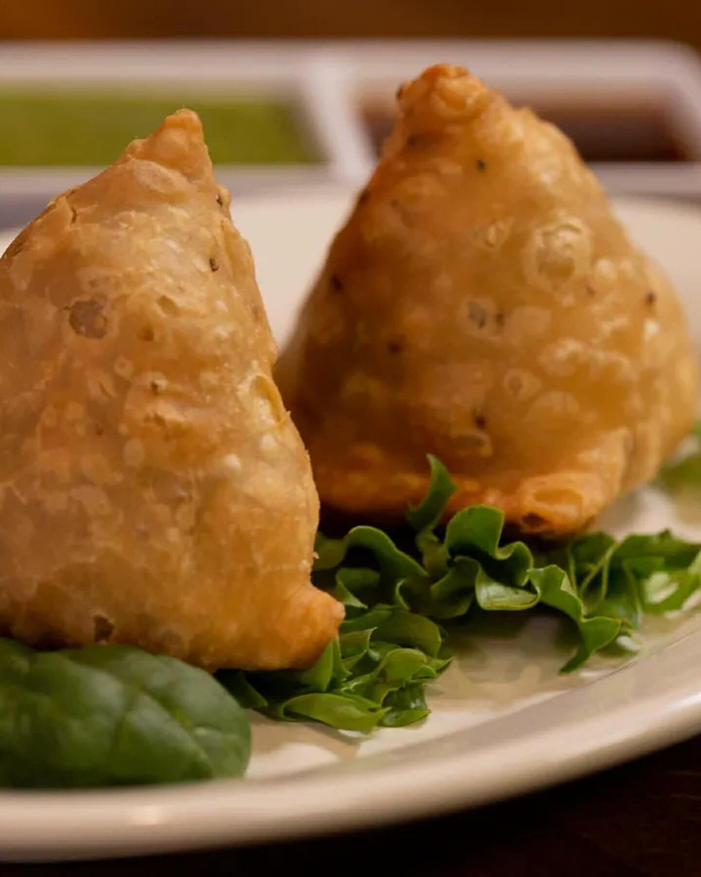 Crispy pastry filled with spiced potatoes and peas, served with tamarind chutney.