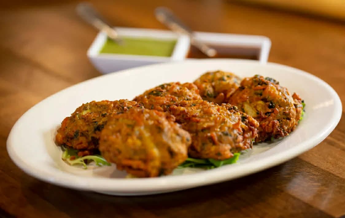 Crispy fritters made with mixed vegetables and chickpea flour, served with mint chutney.